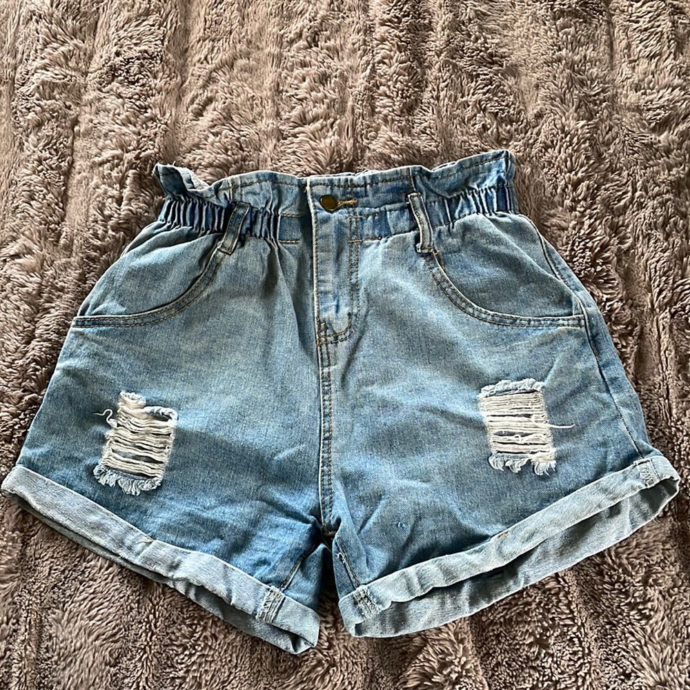 Mom shorts with ruffled top and sinched elastic waist size 6